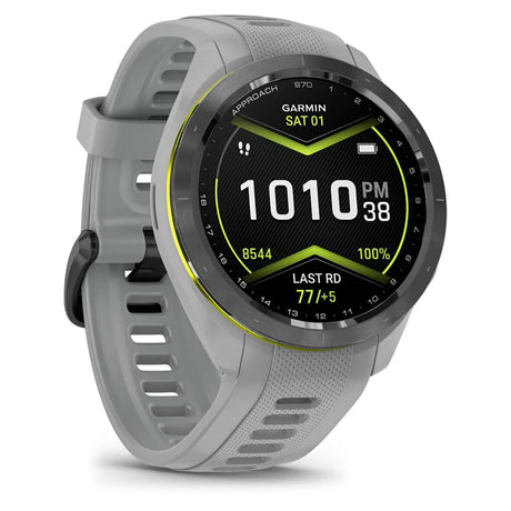 Die Garmin Approach S70 42mm Pudergrau/Schwarz Keramik Golf Smartwatch zeigt auf ihrem runden Digitaldisplay Uhrzeit, Datum, Schritte, Herzfrequenz und Golfplatzkarten an.