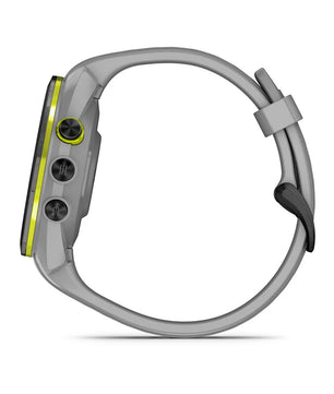 Seitenansicht der Garmin Approach S70 42mm in Pudergrau/Schwarz Keramik mit zwei Tasten, dargestellt auf weißem Hintergrund - ideal für die Anzeige von Golfplatzkarten auf dem Platz. Marke: Garmin.