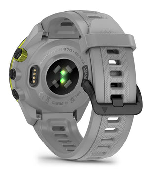 Rückansicht der Garmin Approach S70 42mm Pudergrau/Schwarz Keramik mit Grünlichtsensor und perforiertem Silikonband - ideal für die Verwendung von Golfplatzkarten auf dem Platz.