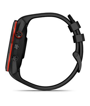 Garmin Approach S70 47mm Schwarz Keramik: Schwarze Multisport-Smartwatch von Garmin, mit Seitenansicht mit rotem Streifen, sichtbaren Knöpfen und Schnallenarmband im Golfstil.