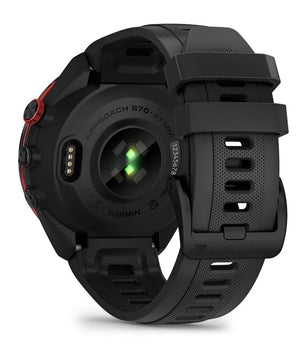 Rückansicht der Garmin Approach S70 47mm Schwarz Keramik von Garmin mit grünem Sensorlicht und schwarzem, perforiertem Armband.