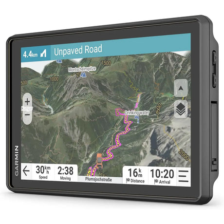 Das Dealoase Garmin Tread 2 – Overland Edition Navigationsgerät in Schwarz zeigt eine topografische 3D-Karte mit Routeninformationen für unbefestigte Straßen und wichtigen Wegpunkten an – ideal für Ihr nächstes Outdoor-Abenteuer.