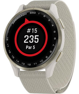 Die Garmin Approach S50 Smartwatch in Cremegold von Garmin zeigt das Golfloch #15, 235 Yards, Par 5, auf einer runden digitalen Oberfläche mit einem leichten Stoffarmband an.