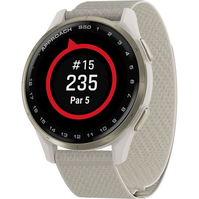 Die Garmin Approach S50 Smartwatch in Cremegold von Garmin zeigt das Golfloch #15, 235 Yards, Par 5, auf einer runden digitalen Oberfläche mit einem leichten Stoffarmband an.