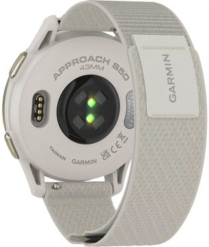 Rückansicht der Garmin Approach S50 Smartwatch - Cremegold von Garmin mit beigem Stoffband und beleuchtetem Herzfrequenzsensor.