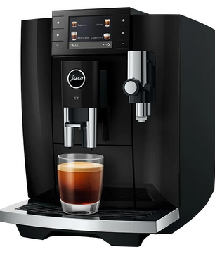 Der Jura E8 Kaffeevollautomat – schwarz brüht vollmundigen Espresso direkt in Ihre Tasse auf der Tropfschale und bietet Ihnen bei jedem Gebrauch erstklassige Qualität und Komfort.