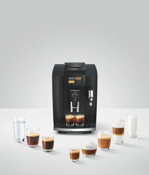 Der JURA E8 Kaffeevollautomat – schwarz von Jura verfügt über ein digitales Display und wird mit Kaffeegetränken, Wasser, Milch und cremigem Milchschaum für das perfekte Kaffeeerlebnis abgebildet.