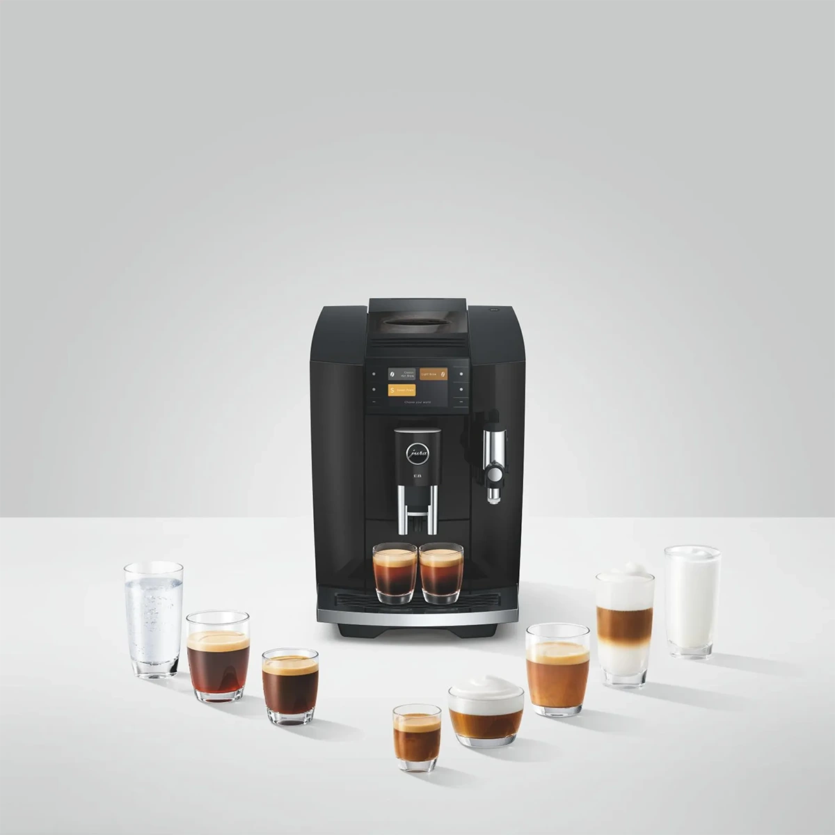 Der JURA E8 Kaffeevollautomat – schwarz von Jura verfügt über ein digitales Display und wird mit Kaffeegetränken, Wasser, Milch und cremigem Milchschaum für das perfekte Kaffeeerlebnis abgebildet.