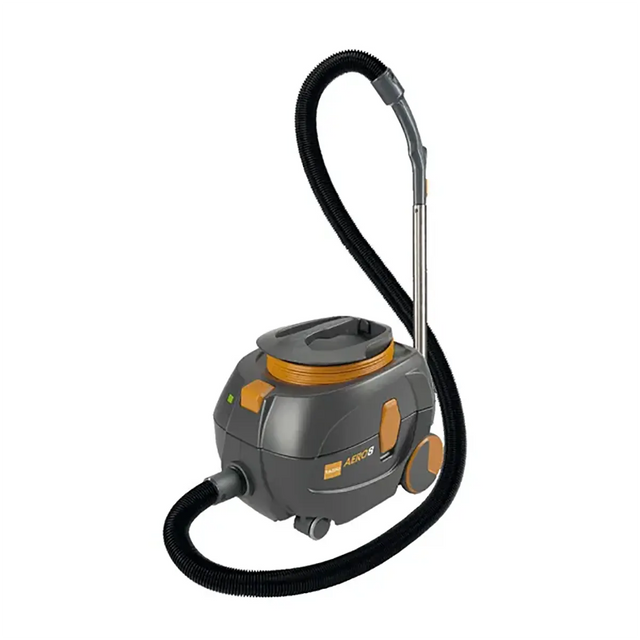 Ein TASKI aero 8 Kesselstaubsauger – grau von TASKI mit orangefarbenen Akzenten, einem flexiblen Schlauch und einem Metallgriff – ideal für die professionelle Bodenreinigung – ist vor einem weißen Hintergrund abgebildet.