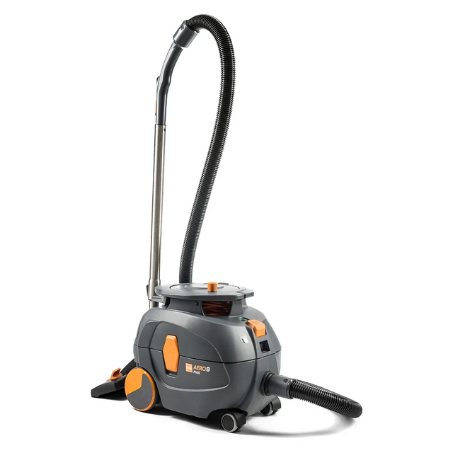 Der TASKI AERO 8 PLUS Bodenstaubsauger von TASKI in Grau ist ein Kanisterstaubsauger mit Schlauch, Rädern, Griff und einem fortschrittlichen HEPA-Filter, abgebildet auf weißem Hintergrund.