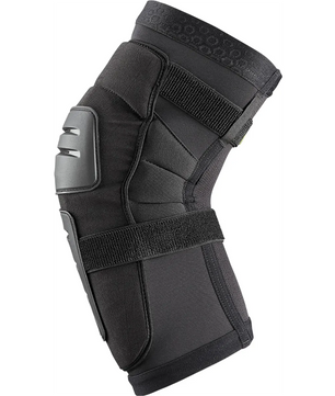 Der IXS Sports Division Trigger Race Knieschützer in Größe L, schwarz, verfügt über verstellbare Riemen und Schutzplatten für optimalen Aufprallschutz, dargestellt auf weißem Hintergrund.