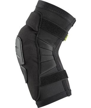 Der IXS Sports Division Carve EVO+ Race Knieschützer in schwarz (Größe: M) verfügt über verstellbare Riemen und eine harte Außenschale - ideal für intensive Trails, Enduro-Fahrten oder als robuster Knieschutz von IXS. Abgebildet auf weißem Hintergrund.
