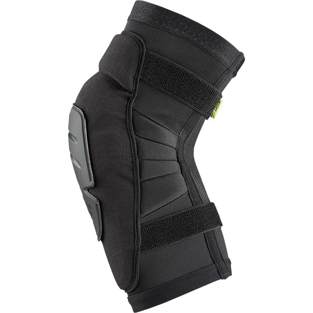 Der IXS Sports Division Carve EVO+ Race Knieschützer in schwarz (Größe: M) verfügt über verstellbare Riemen und eine harte Außenschale - ideal für intensive Trails, Enduro-Fahrten oder als robuster Knieschutz von IXS. Abgebildet auf weißem Hintergrund.