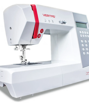 Die VERITAS Bessie Computernähmaschine – weiß von VERITAS besticht durch rote Akzente und ein digitales Bedienfeld auf der rechten Seite und bietet zahlreiche automatische Funktionen für müheloses Nähen.
