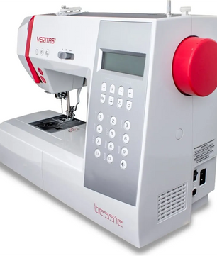 Weiße VERITAS Bessie Computernähmaschine – weiß von VERITAS, mit digitalem Tastenfeld und Display sowie zahlreichen Automatikfunktionen, hier nach links geneigt abgebildet.