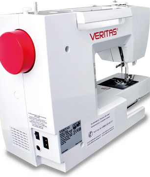 Die computergesteuerte Nähmaschine „VERITAS Bessie“ in Weiß von VERITAS verfügt über ein rotes Bedienfeld und wird hier von hinten und von der Seite gezeigt, wobei der Stromanschluss und die Beschriftungen besonders hervorgehoben sind. Diese computergesteuerte Nähmaschine bietet automatische Funktionen für bequemes und präzises Nähen.