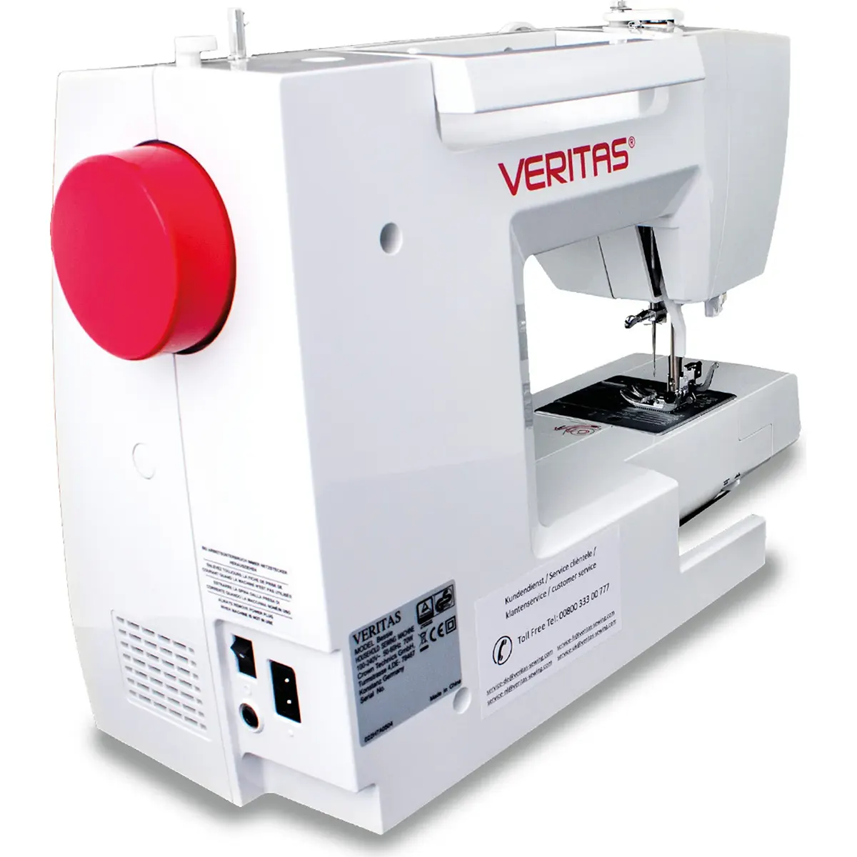 Die computergesteuerte Nähmaschine „VERITAS Bessie“ in Weiß von VERITAS verfügt über ein rotes Bedienfeld und wird hier von hinten und von der Seite gezeigt, wobei der Stromanschluss und die Beschriftungen besonders hervorgehoben sind. Diese computergesteuerte Nähmaschine bietet automatische Funktionen für bequemes und präzises Nähen.