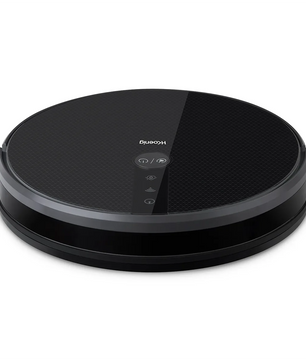 Der H.Koenig SWRC130 Staubsaugerroboter in schwarz, mit Touch-Tasten auf der Oberseite und Gyro+ Navigation, wird vor einem weißen Hintergrund gezeigt.