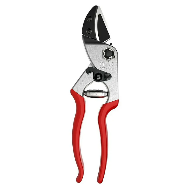 Die Felco 32 Classic Gartenschere - rot von Felco hat rote Griffe und eine schwarze Klinge im klassischen Design auf weißem Hintergrund.