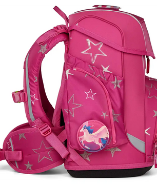 Der ergobag Cubo Set (2025) SternzauBär von ergobag ist ein knallpinker ergonomischer Schulrucksack für Grundschulkinder mit silbernen Sternen, einem Einhorn-Badge auf der Seitentasche und dem verstellbaren Your-Size-System, hier von der Seite.