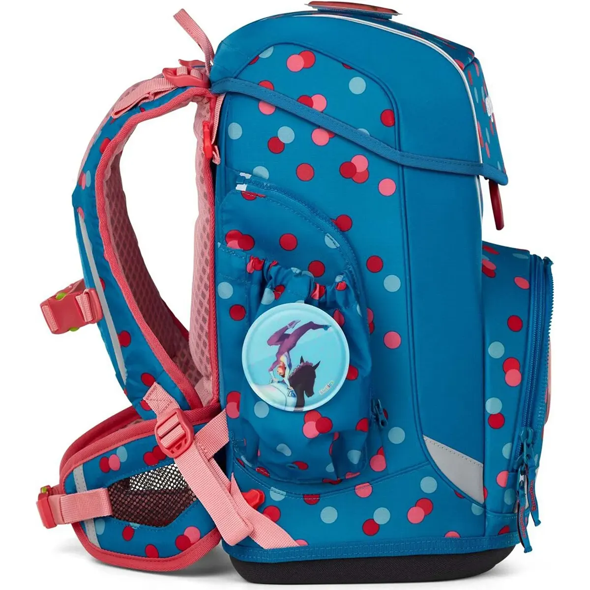 Das ergobag Cubo Light Set (2025) VoltiBär von ergobag hat blaue und pinke Punkte, pinke Gurte, ein Delphin-Abzeichen auf der Seitentasche und ist ergonomisch geformt für mehr Komfort.