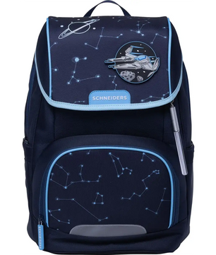 Das Schneiders Ergojet Space Dream Schulranzen-Set - 6-teilig ist marineblau mit Sternbild- und Weltraummotiven, einem Raumschiff-Aufnäher, hellblauer Zierleiste, ergonomischer Form und Sicherheitsreflektoren. Marke: Schneiders.