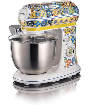 Die Ariete Küchenmaschine Positano von Ariete hat eine 5,5-Liter-Edelstahlschüssel und auffällige Kacheldesigns auf ihrem stilvollen weißen Sockel.