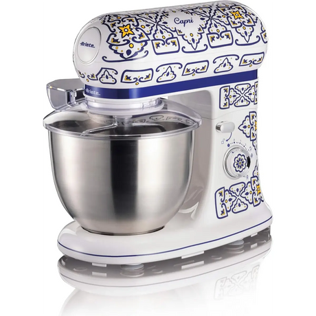 Die Ariete Küchenmaschine Capri von Ariete verfügt über eine 5-Liter-Edelstahlschüssel, mediterrane blaue und gelbe Muster und ein planetarisches Rührsystem für perfekte Mixergebnisse.