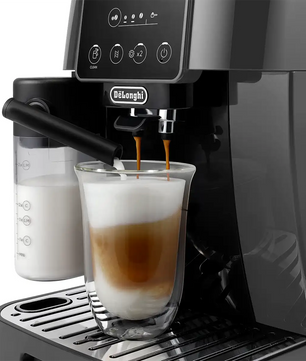 Nahaufnahme eines De'Longhi Magnifica ECAM 223.61.GB Kaffeevollautomaten in Schwarz, der dank des fortschrittlichen LatteCrema-Systems von De'Longhi einen geschichteten Cappuccino mit reichlich Milchschaum in einer Glastasse zubereitet.