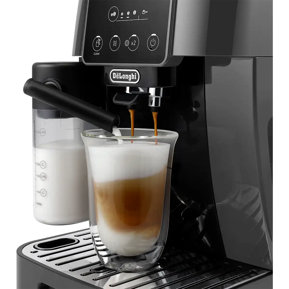 Nahaufnahme eines De'Longhi Magnifica ECAM 223.61.GB Kaffeevollautomaten in Schwarz, der dank des fortschrittlichen LatteCrema-Systems von De'Longhi einen geschichteten Cappuccino mit reichlich Milchschaum in einer Glastasse zubereitet.