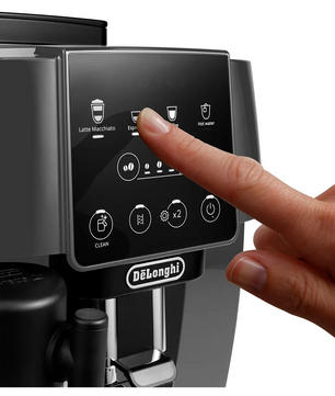 Eine Hand drückt die Espressotaste des De'Longhi Magnifica ECAM 223.61.GB Kaffeevollautomaten und unterstreicht damit seine intuitive Bedienung und das innovative LatteCrema Milchsystem.