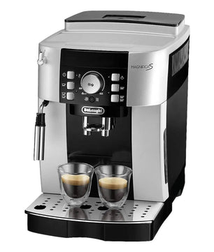 Der silberne De’Longhi Magnifica S ECAM 21.110.SB Kaffeevollautomat brüht gerade zwei Tassen Kaffee, die jeweils auf der Auffangschale unter den Ausläufen stehen.