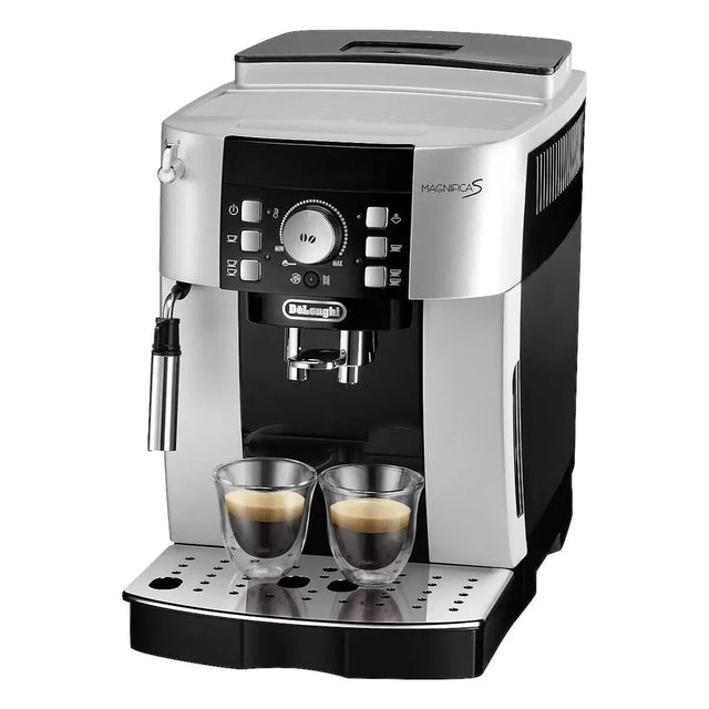 Der silberne De’Longhi Magnifica S ECAM 21.110.SB Kaffeevollautomat brüht gerade zwei Tassen Kaffee, die jeweils auf der Auffangschale unter den Ausläufen stehen.