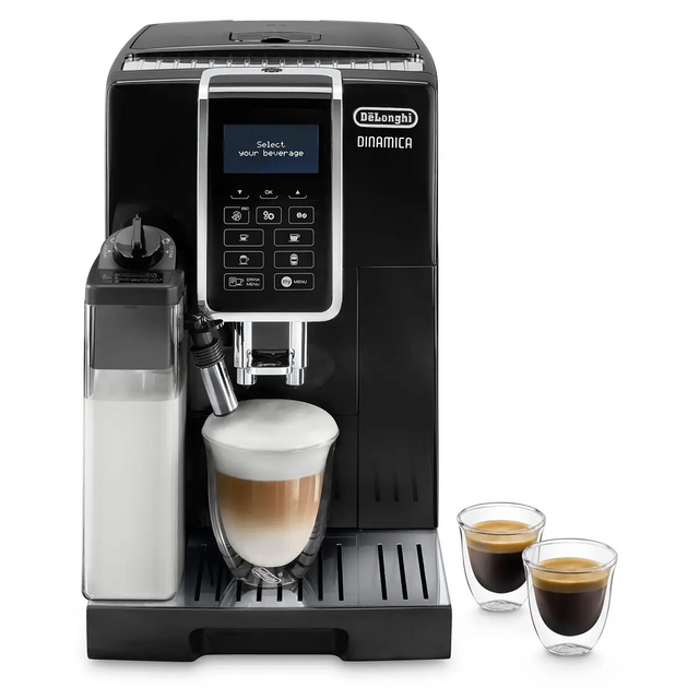 Der De’Longhi ECAM 356.57.B Dinamica Kaffeevollautomat in Schwarz mit dem LatteCrema-Milchaufschäumsystem bereitet einen perfekten Cappuccino und zwei Tassen Espresso zu.