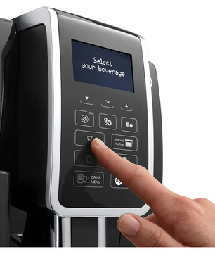 Eine Hand drückt auf eine Taste auf dem Touchscreen des De'Longhi ECAM 356.57.B Dinamica Kaffeevollautomaten, auf dem „Getränk auswählen“ angezeigt wird.