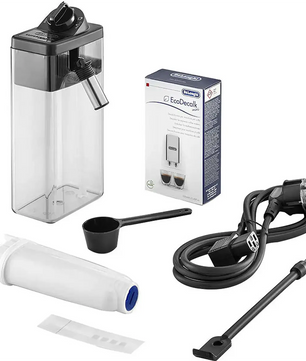 De’Longhi-Milchaufschäumkanne, Filter, Netzkabel, Messlöffel, Reinigungsbürste und EcoDecalk-Box für Ihren De’Longhi ECAM 356.57.B Dinamica Kaffeevollautomaten mit LatteCrema-Milchaufschäumsystem vor weißem Hintergrund.