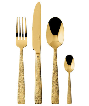 Das Sambonet Besteckset Siena PVD Gold (24-teilig) besteht aus einer Gabel, einem Messer, einem Esslöffel und einem Teelöffel mit Goldstruktur, die aus Edelstahl 18/10 gefertigt sind und dauerhaft glänzen. Erhöhen Sie Ihren Tisch mit diesem luxuriösen Set von Sambonet.