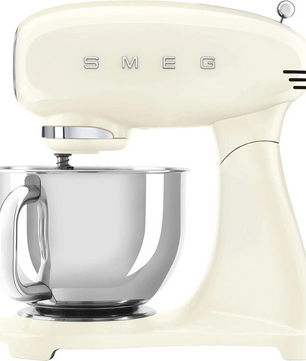 Die Küchenmaschine „Smeg SMF03CREU“ – Creme von Smeg verfügt über eine Rührschüssel aus Edelstahl und besticht durch ihr elegantes Retro-Design, das vor einem weißen Hintergrund zur Geltung kommt.