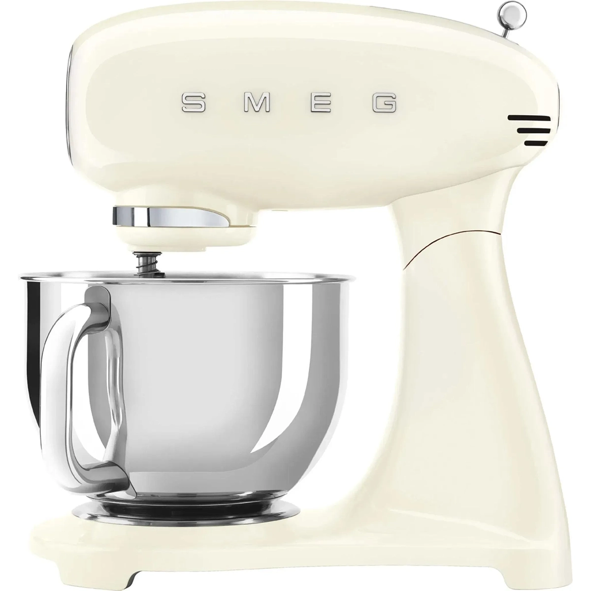 Die Küchenmaschine „Smeg SMF03CREU“ – Creme von Smeg verfügt über eine Rührschüssel aus Edelstahl und besticht durch ihr elegantes Retro-Design, das vor einem weißen Hintergrund zur Geltung kommt.