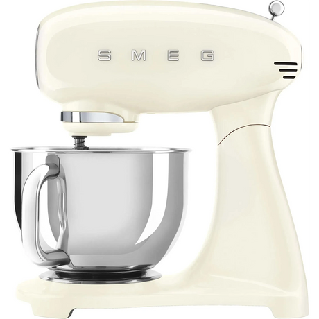 Die Küchenmaschine „Smeg SMF03CREU“ – Creme von Smeg verfügt über eine Rührschüssel aus Edelstahl und besticht durch ihr elegantes Retro-Design, das vor einem weißen Hintergrund zur Geltung kommt.