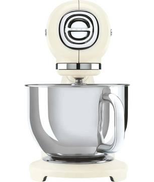 Smeg SMF03CREU Küchenmaschine in Creme mit großer, glänzender 4,8-Liter-Edelstahlschüssel, von vorne im eleganten Retro-Design präsentiert.