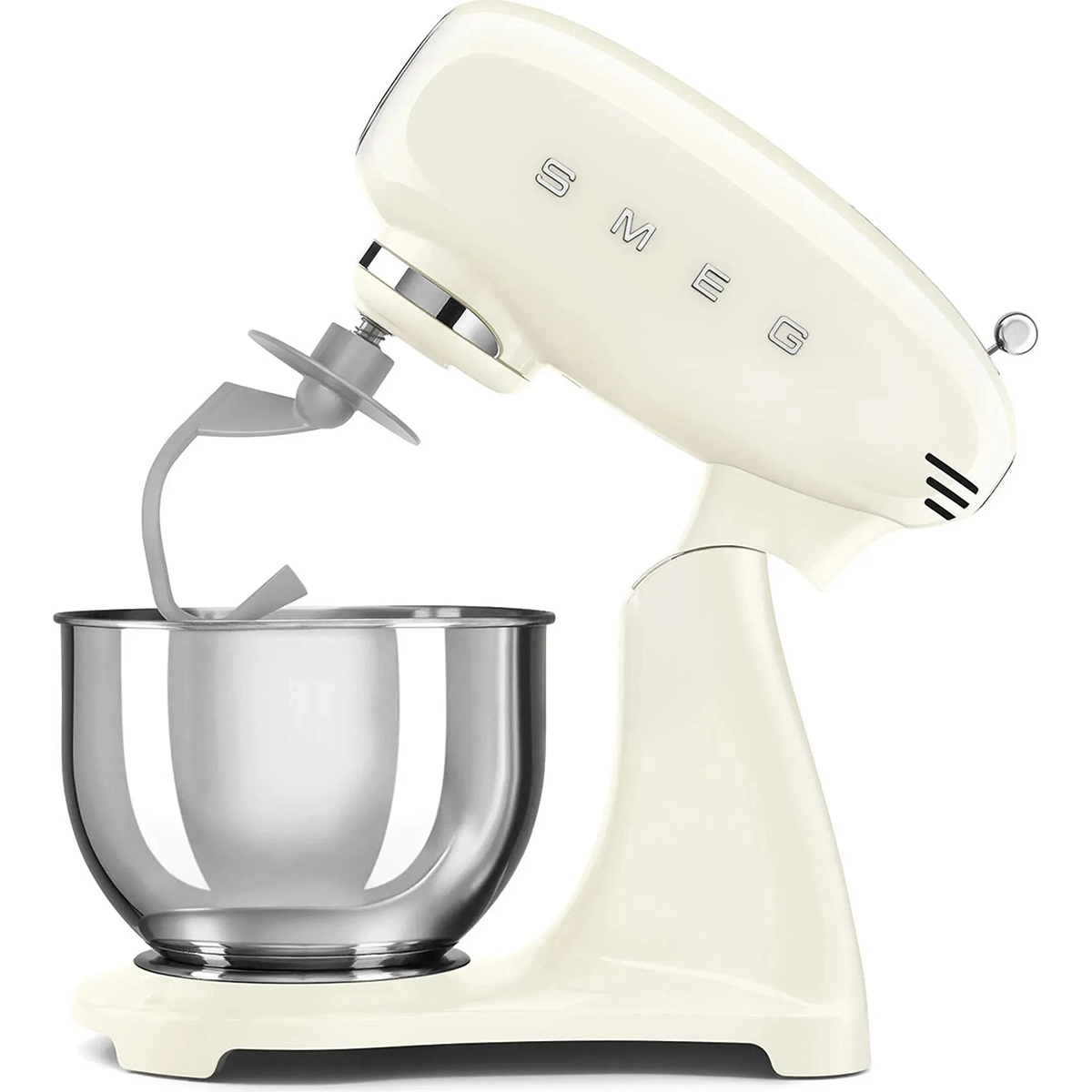 Die cremefarbene Smeg SMF03CREU Küchenmaschine mit einer 4,8-Liter-Edelstahlschüssel und einem Flachrührer, der schräg nach links ausgerichtet ist.