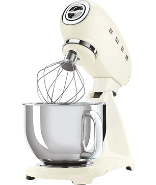 Eine Smeg SMF03CREU Küchenmaschine in Creme, komplett mit einer Rührschüssel aus Metall und einem Schneebesenaufsatz, präsentiert ihr ikonisches Retro-Design, während sie elegant vor einem schlichten Hintergrund steht.