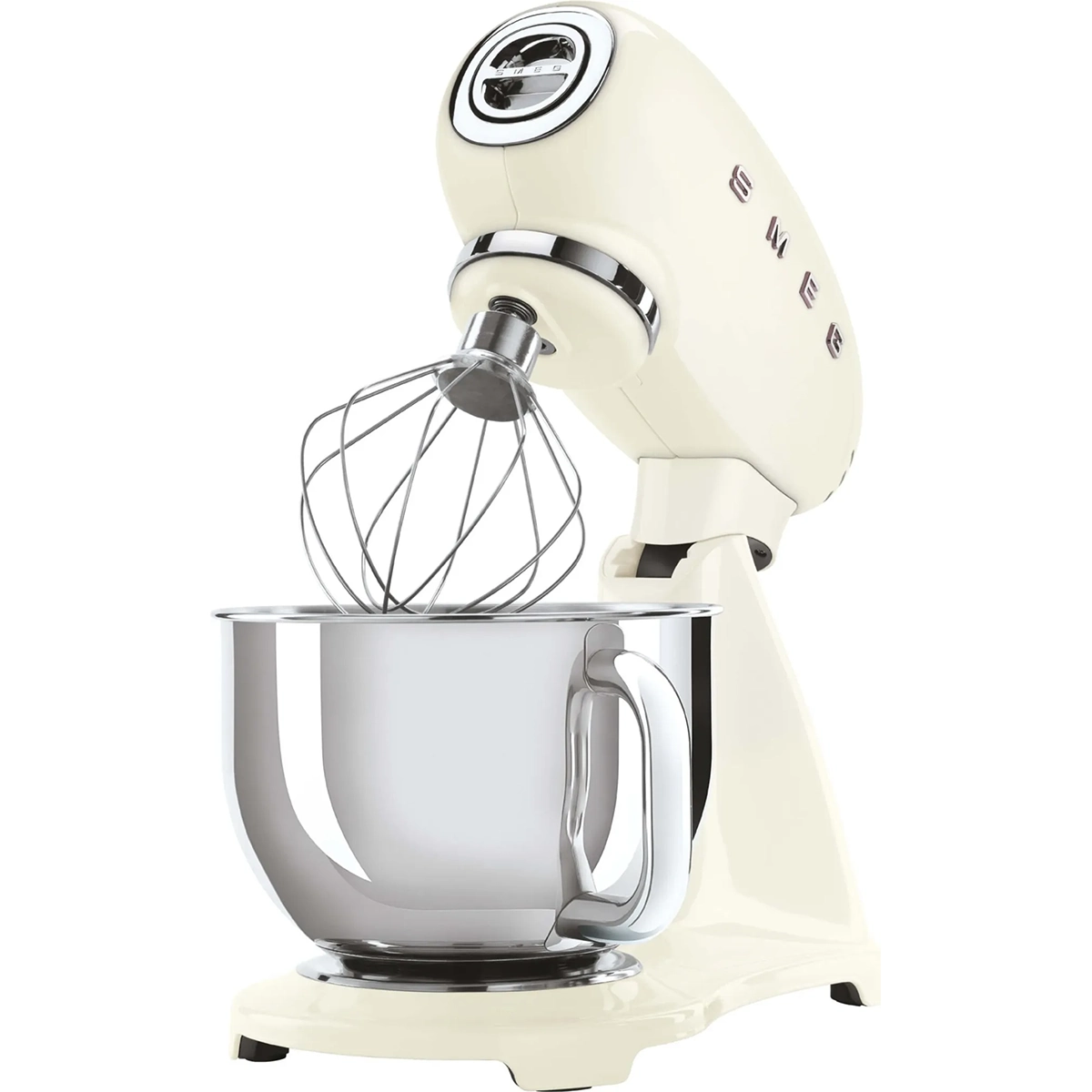 Eine Smeg SMF03CREU Küchenmaschine in Creme, komplett mit einer Rührschüssel aus Metall und einem Schneebesenaufsatz, präsentiert ihr ikonisches Retro-Design, während sie elegant vor einem schlichten Hintergrund steht.