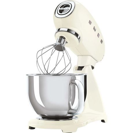 Eine Smeg SMF03CREU Küchenmaschine in Creme, komplett mit einer Rührschüssel aus Metall und einem Schneebesenaufsatz, präsentiert ihr ikonisches Retro-Design, während sie elegant vor einem schlichten Hintergrund steht.