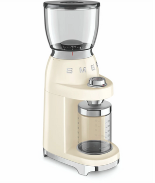 Die Smeg CGF01 Kaffeemühle - Creme verfügt über einen transparenten Bohnen- und Kaffeesatzbehälter und kombiniert 50er-Jahre-Design mit Barista-Qualität, alles in einem eleganten Creme-Finish von Smeg.