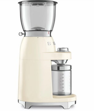 Die Smeg CGF01 Kaffeemühle in Creme überzeugt im 50er-Jahre-Design mit transparentem Bohnenbehälter und klarem Auffangbehälter - stilvoller Kaffeegenuss in Barista-Qualität.