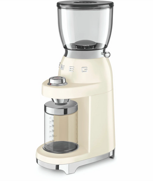 Die Smeg CGF01 Kaffeemühle in Creme im 50er-Jahre-Design mit transparentem Bohnenbehälter und Auffangbehälter für Kaffeemehl - perfekte Wahl für Barista-Qualität.