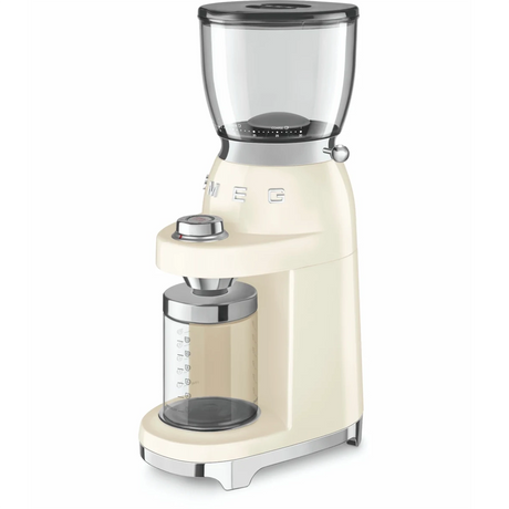 Die Smeg CGF01 Kaffeemühle in Creme im 50er-Jahre-Design mit transparentem Bohnenbehälter und Auffangbehälter für Kaffeemehl - perfekte Wahl für Barista-Qualität.
