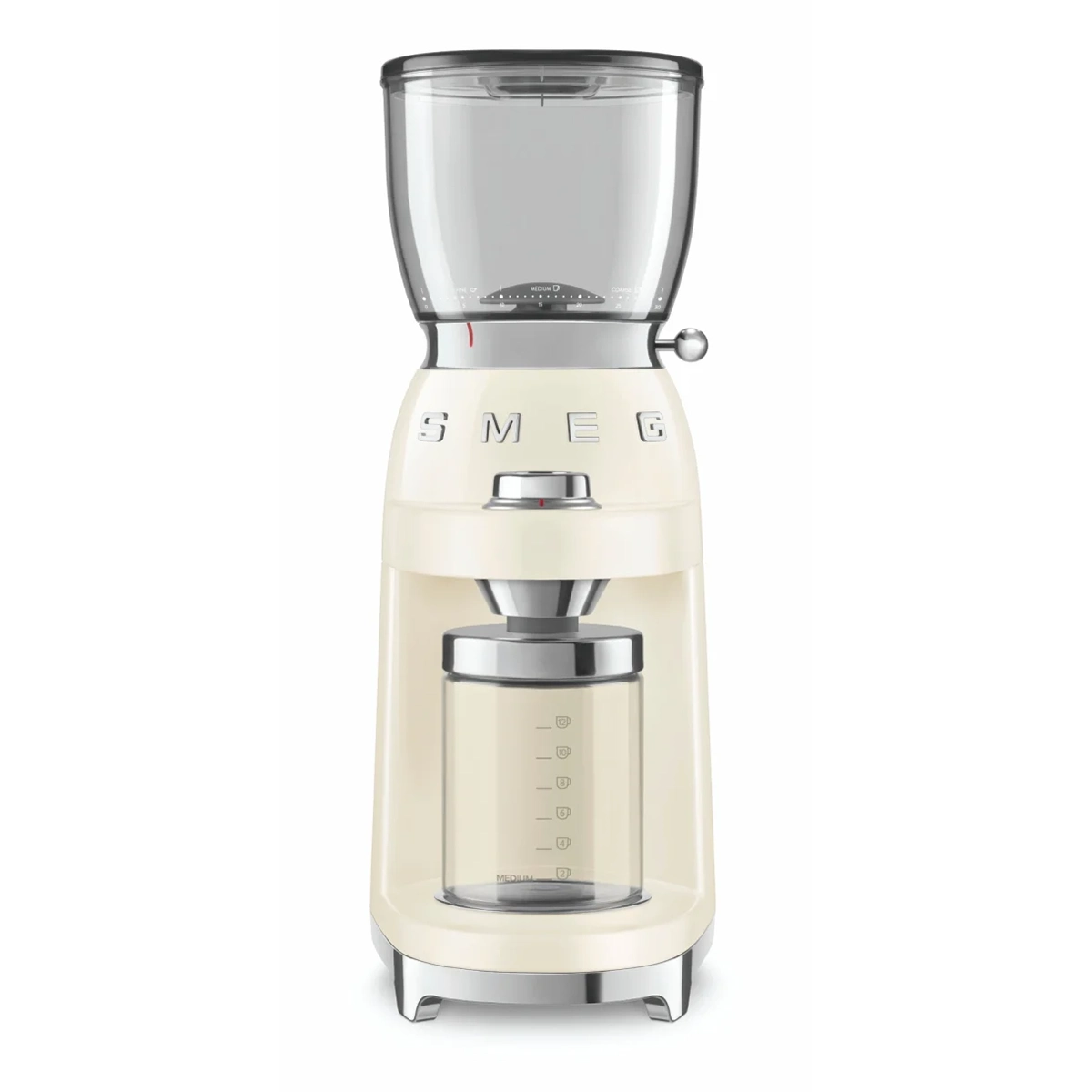 Die Smeg CGF01 Kaffeemühle in Creme besticht durch 50er-Jahre-Design, klaren Hopper und Glasbehälter - Barista-Qualität von Smeg, stilvoll vor weißem Hintergrund präsentiert.